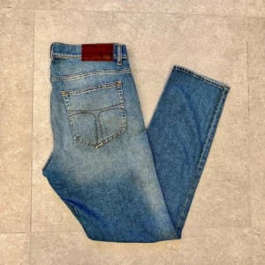 Tiger of sweden jeans - Schyssta blå jeans med urtvättad look från Tiger of sweden. Skick 9/10 Jeansen är endast använda ett fåtal gånger | Model: Evolve | Storlek: W:32 L32 | Nypris ligger på 1499kr | Det är bara att skriva om ni har frågor eller funderingar!