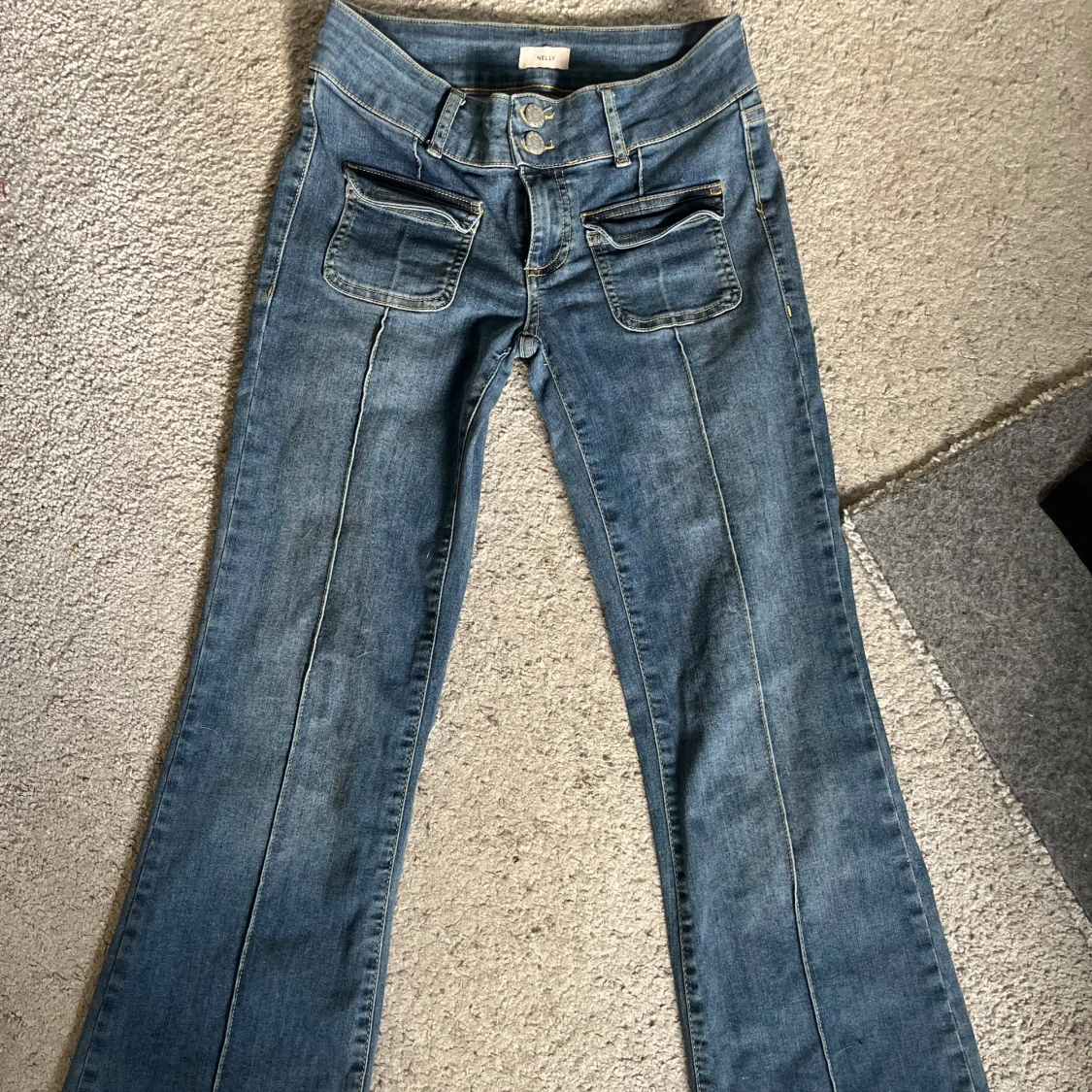 Blå bootcut jeans från Nelly