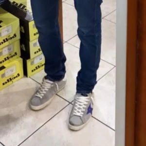 💫Golden Goose skor💫 - Hej! Säljer nu mina Golden Goose skor som är riktigt snygga och sjukt bekväma. Storlek 42, men passar även större. Dom är i fint skick, slitningarna på skorna är design. Hör av er vid frågor eller funderingar💫🤩🤝