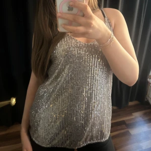 Glittrig silverfärgad linnetopp - Jag säljer en supersöt glittertopp💕