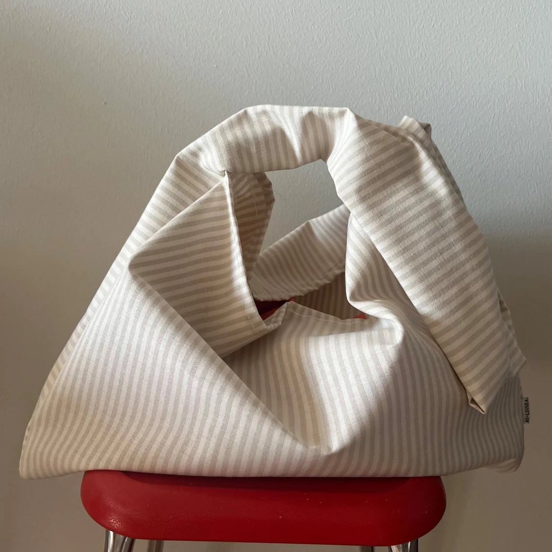 Beige och vitrandig axelväska - 2