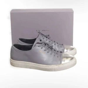 Axel arigato skor - Axel arigato skor bra skick men lite skavanker. Dustbag o box ingår