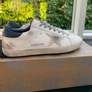 Vita sneakers från Golden Goose - Säljer ett par vita Golden Goose sneakers. Storlek, 43. Ord pris = 5300. Mitt 3799. Andvänd 1 gång. Säljer pga passar inte mig. Skriv vid funderingar!