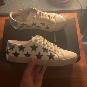 Saint Laurent Skor - Säljer ett par saint Laurent skor i mycket bra skick! Box medföljer, Hör av er vid frågor 👍original storleken är 39.5 men sitter större