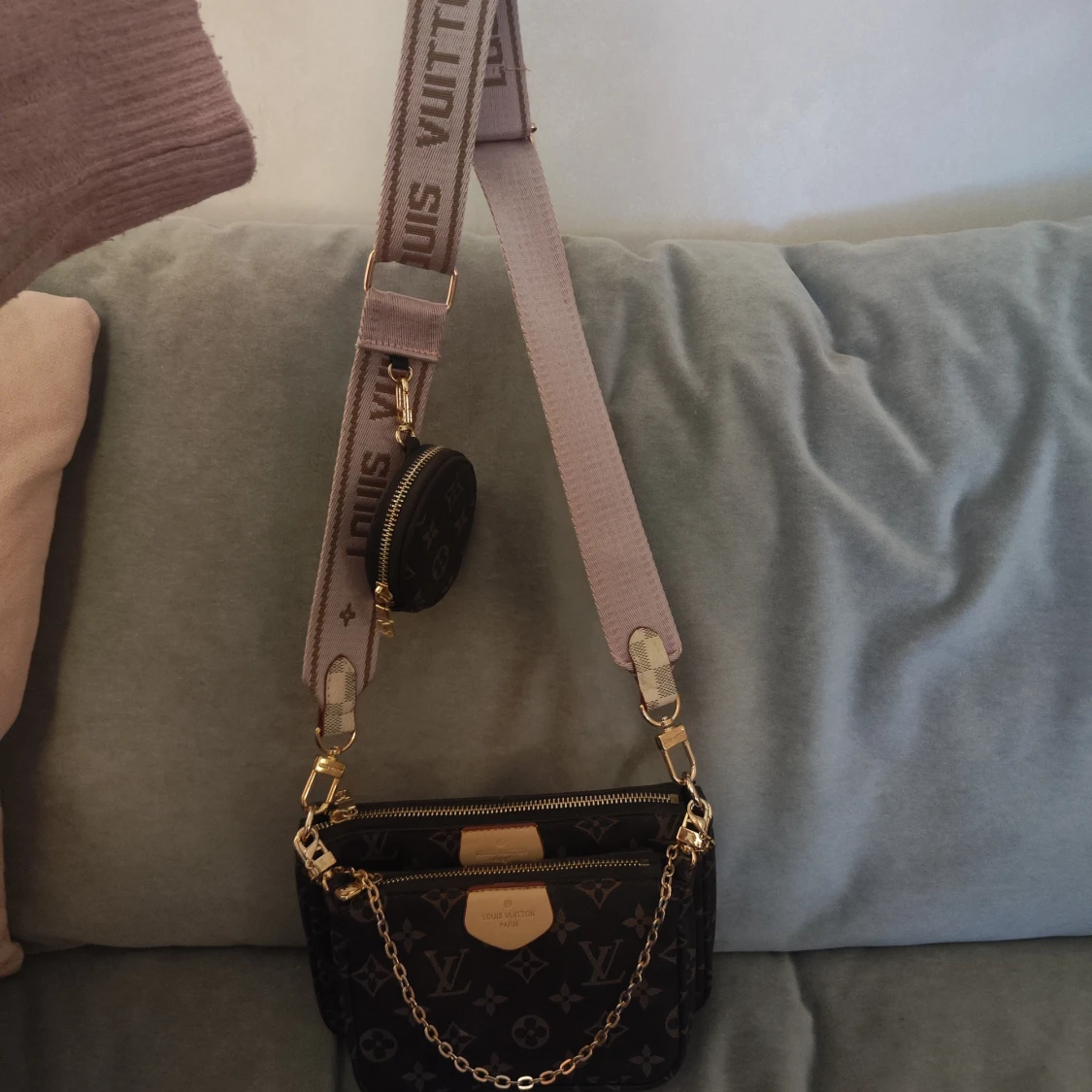 Axelväska med rosa band