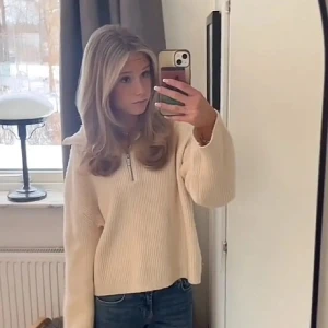 Beige stickad tröja med dragkedja  - Mysig beige stickad tröja med halv dragkedja💞💞 perfekt till sommarkvällar