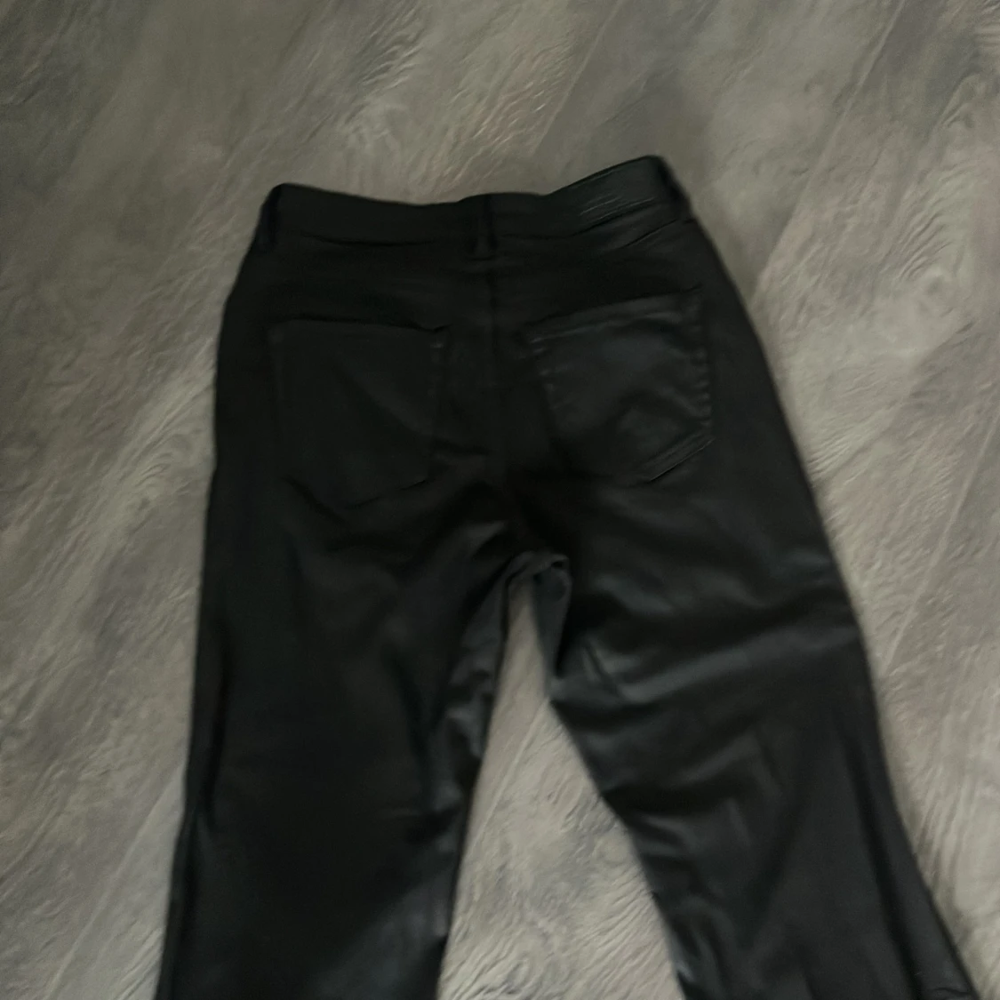 Svarta bootcut byxor i skinnimitation - 3