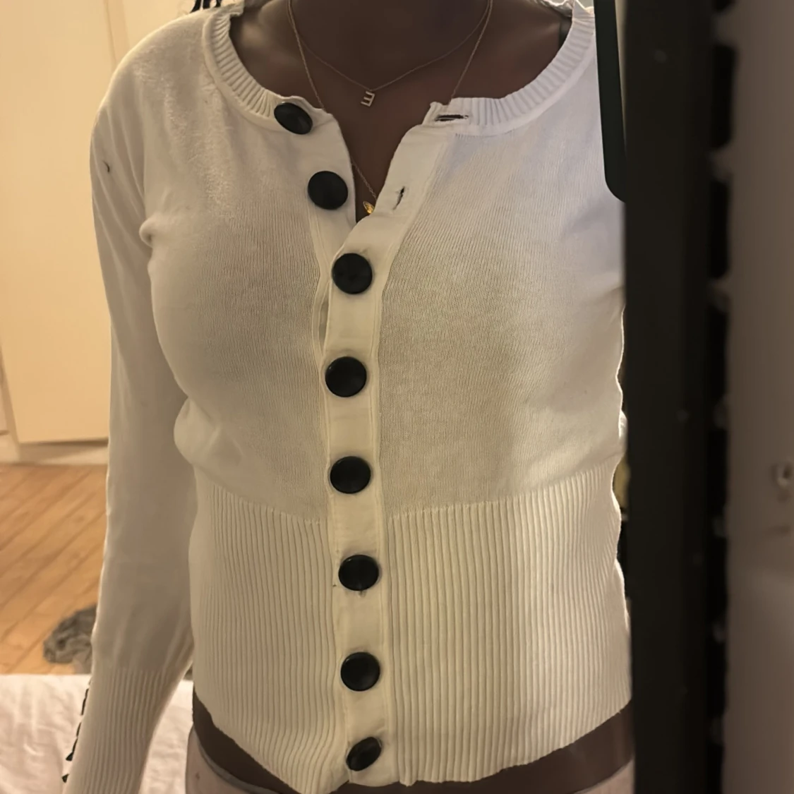 Vit kofta med svarta rosetter och stora knappar - 2