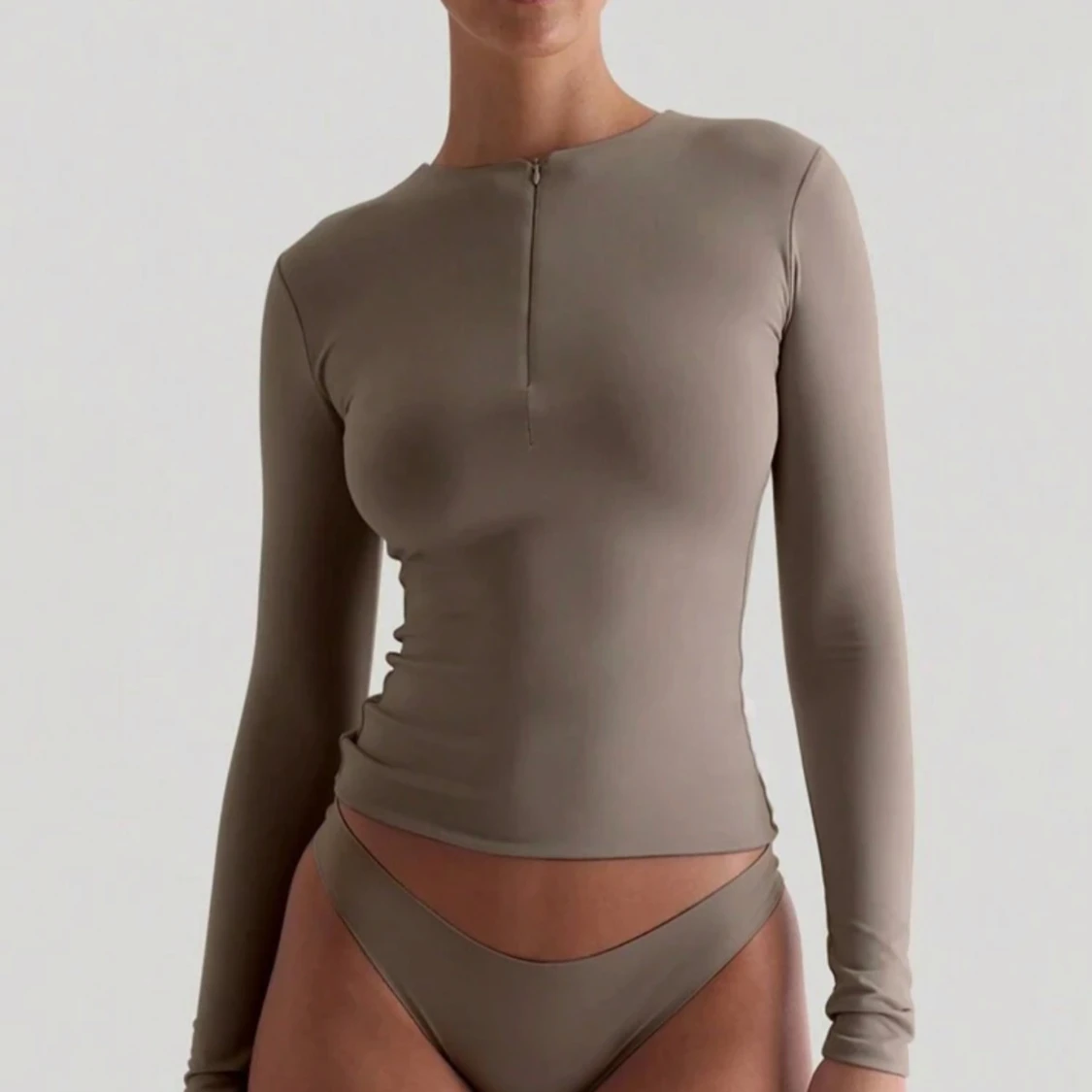 Beige långärmad topp med dragkedja