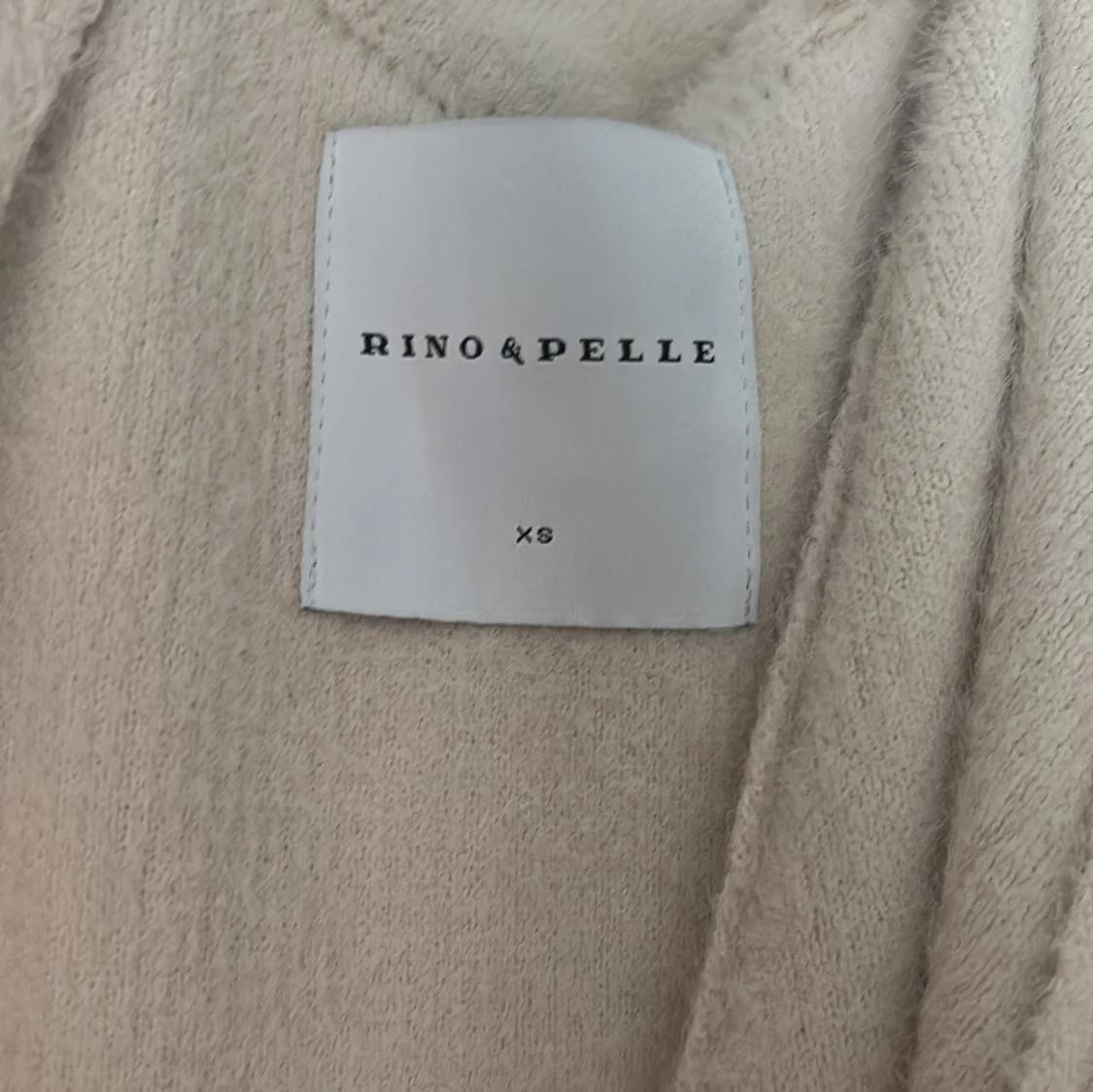 Vit oversized ulljacka med knappar från Jackie - 4