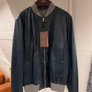 Barba Napoli Läder Jacka - Helt ny läder jacka från Barba Napoli, pris från butik är typ 1100 euro. Storlek 52 men sitter mer som 50 så M. Galge ingår. 100% handgjord i Italien. Dem som vet dem vet, Barba Napoli har kvalité i världsklass. 