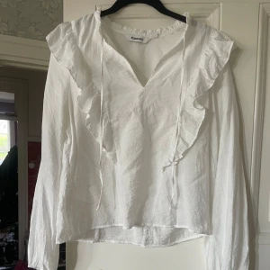 Vit blus - Jag säljer denna vita blus från Kappahl i storlek xs. Den är inte så använd eftersom den är lite för liten för mig.💕