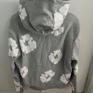 Denim tear hoodie - Säljer en grå denim tear hoodie, Pris kan diskuteras