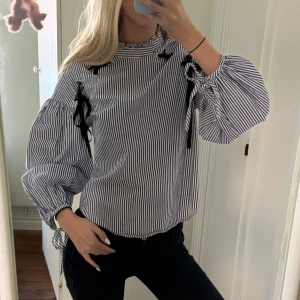 Randig blus med knutar och puffärmar - En randig blus med puffärmar och knutar, samt lätt polo❤️🌟