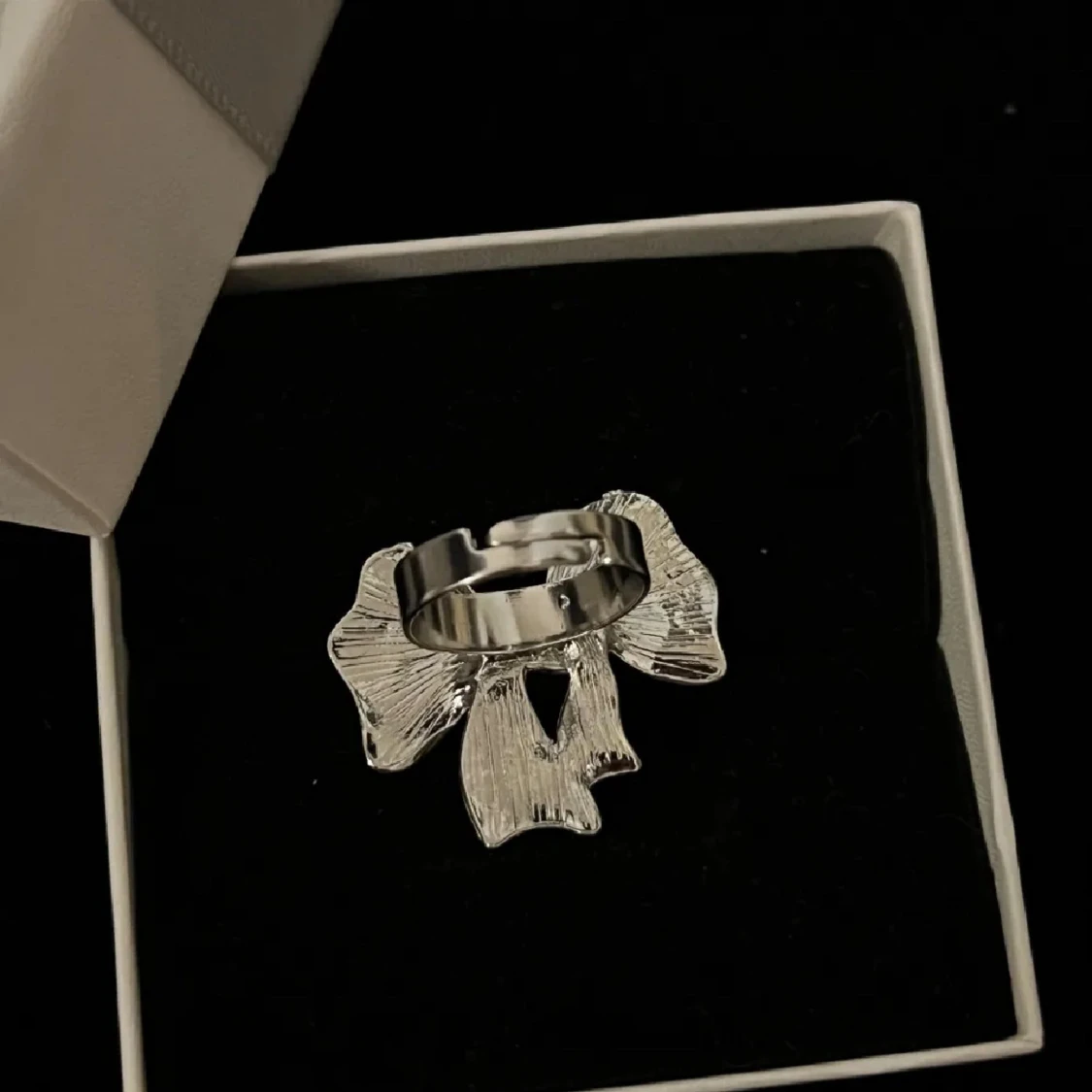 Silvrig rosett ring  - 1