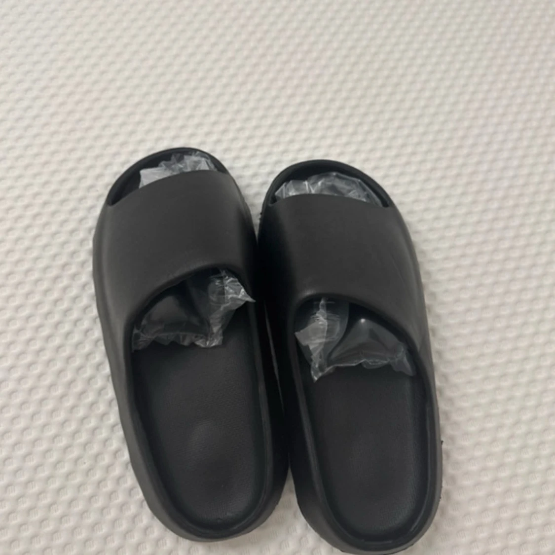 Svarta slides sandaler