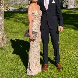 Balklänning - Säljer nu min glittriga off shoulder klänning som är perfekt till bal eller andra festliga tillfällen❣️ Köpt här på plick. Inga defekter. Jag är 167 och den är uppsydd för min längd, men går att sprätta upp och göra längre om önskas🤗