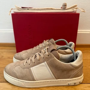 Valentino flycrew sneakers - Säljer nu dessa fina valentino skor | Storlek 38 | Siper fint skick | Kommer med box,dustbag,kvitto,valentino kort och extra nya snören | Hör gärna av er vid frågor eller funderingar 😊