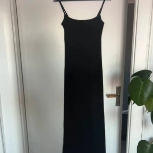 Soft touch slip maxi dress - Från gina tricot, enbart använd 1 gång så är helt utan defekter. Säljer då det var fel storlek. 