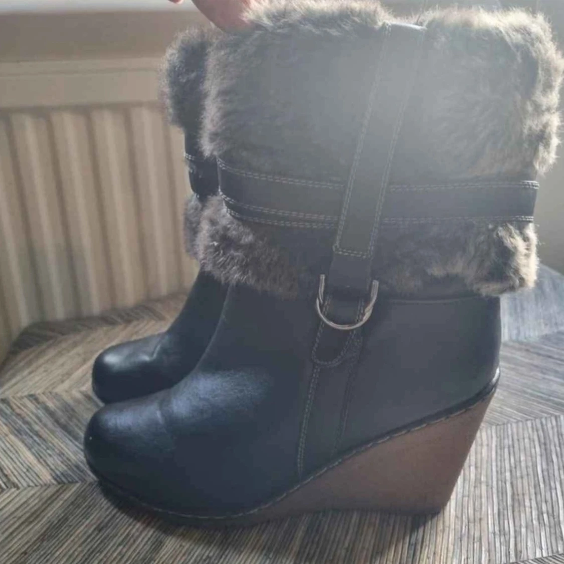 Svarta kilklackade boots med fuskpäls