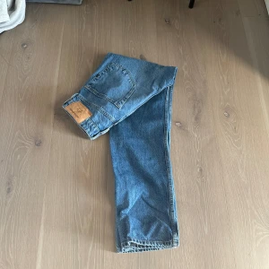 Blåa slim jeans - Riktigt fina jeans går att ha på sig på fester, i skolan eller vart som helst direkt från Jack and jones och knappast använda.