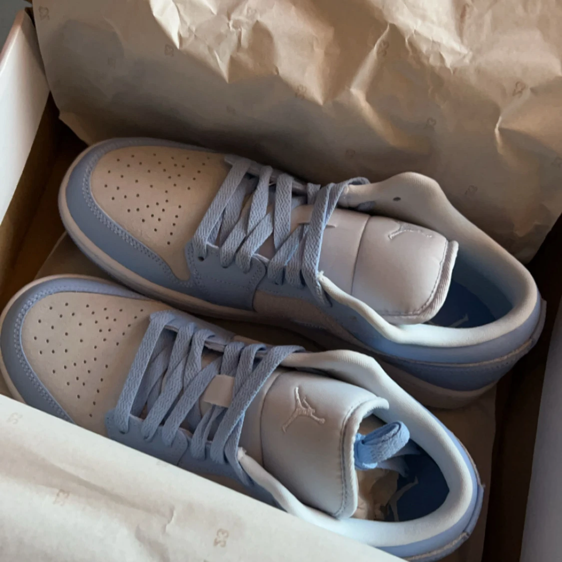 Nike Air Jordan 1 Low i ljusblå och vit - 2