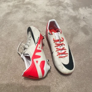 Fotbollsskor 43/44 - Schyssta dojjor som söker en ny stjärna i sporten 