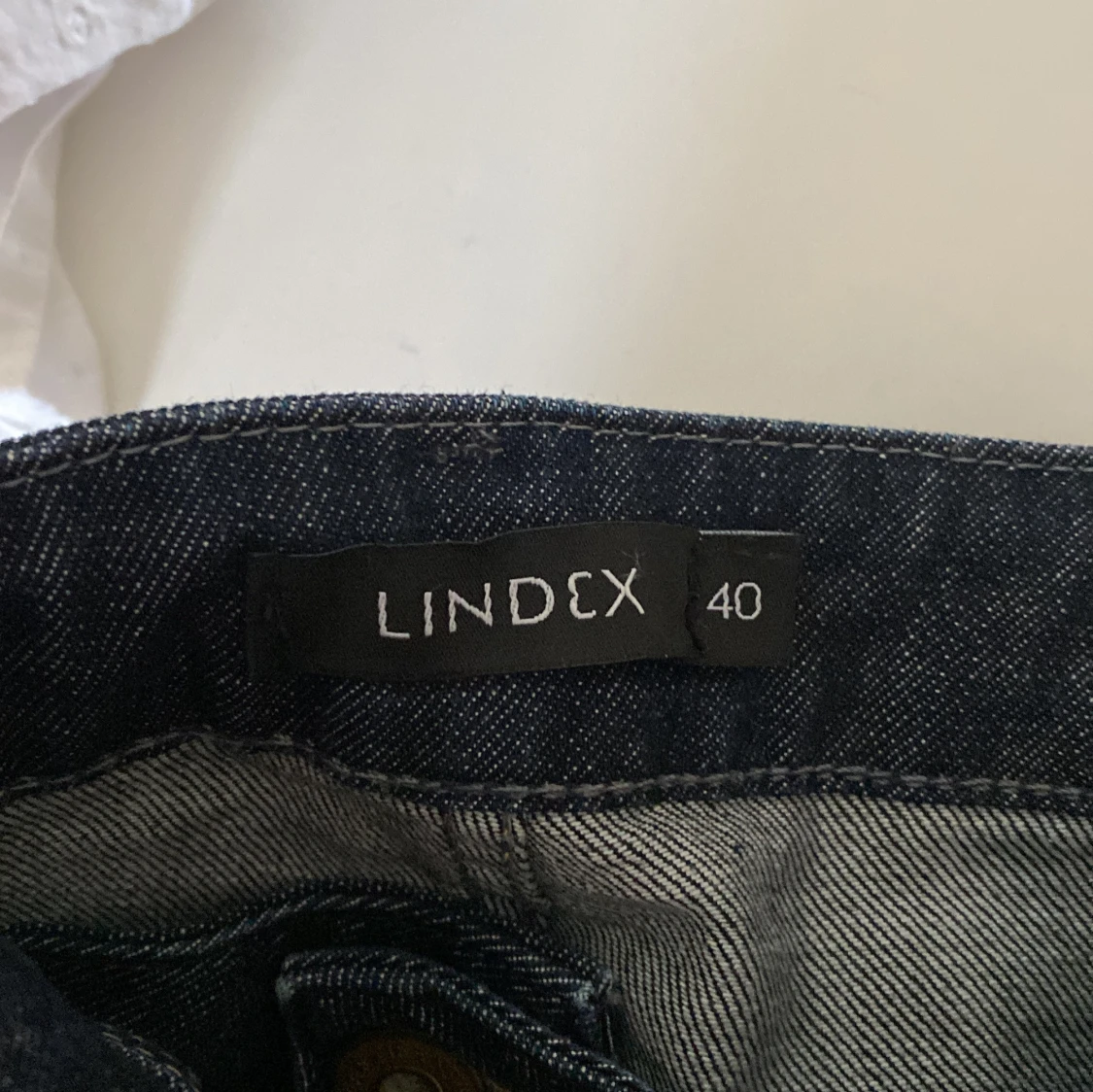 Mörkblå jeans med broderade bakfickor - 2