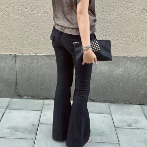 Super lågmidjade jeans - Ett par glittervävda jeans med super låg midja. Storlek 8/32, passar mig som bär S. Mått = midja: 42cm, innerbenslängd: 82cm, från skrevet och upp: 18cm, lår: 24cm 🤍 #low #låg #jeans #lowwaist #lowrise #dzwony #bootcut #flared #glitter #trendy #chic #tiktok #zara #jeansy #niskistan #niskietalie #jeansydamskie #moda #trend #styluliczny #y2kstyle #drugaręka #zrównoważonamoda #slowfashion #podstawagarderoby #codziennystyl #modnedodatki #inspiracjastylowa #trendyjeansy #jeans #lowrisejeans #lowwaist