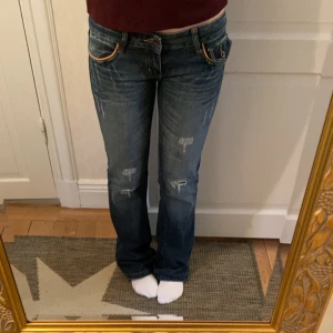 Lågmidjade bootcut jeans  - Blå jeans med slitningar på benen, passar mig som är 170!💕