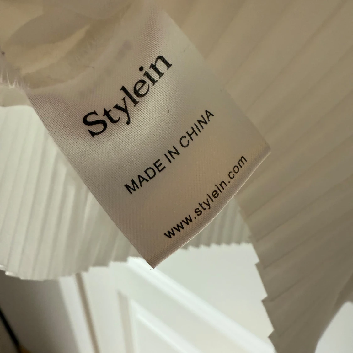 Vit plisserad blus från Stylein - 3