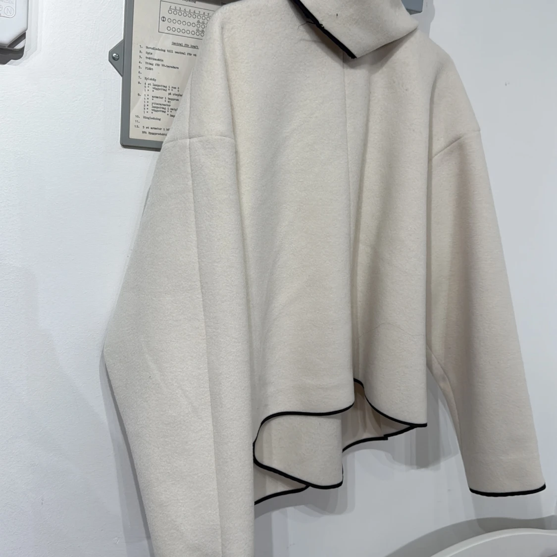 Vit omlottjacka med svarta kanter - 2