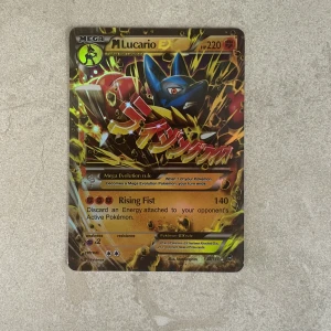 M Lucario EX - Cool och glittrig Pokémonkort med M Lucario EX! Perfekt för dig som samlar eller spelar Pokémon TCG. Kortet har en kraftfull attack och snyggt designad artwork som sticker ut i samlingen.