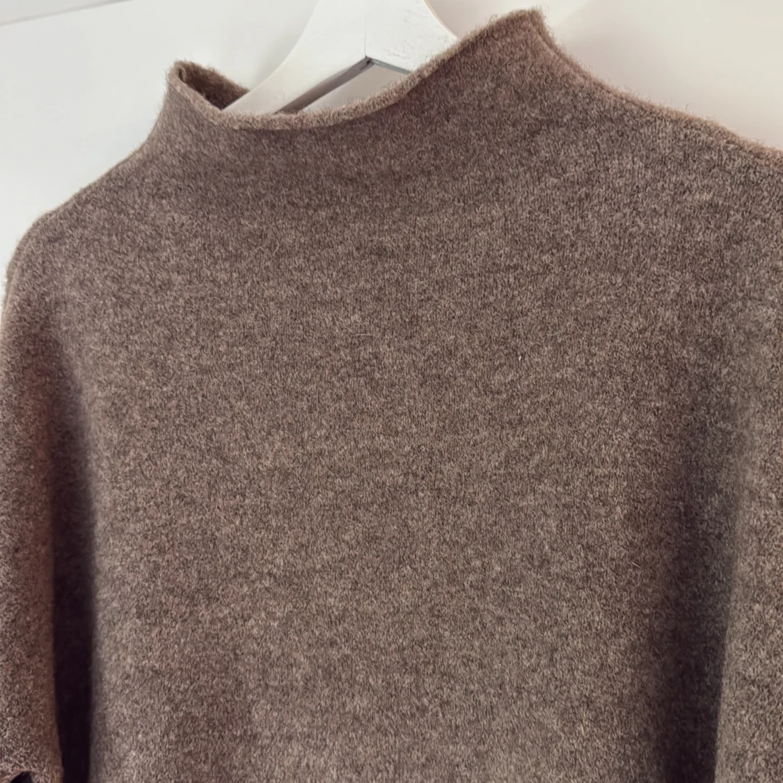 Mika Yak Funnelneck Sweater i brunt från Filippa K - 1