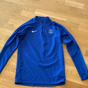 PSG tröja - Långärmad psg tröja i storlek herr S men passar nog XS också. Tröjan är i väldigt bra skick och är inte använd särskilt mycket alls. Hör av er vid fler frågor :) 