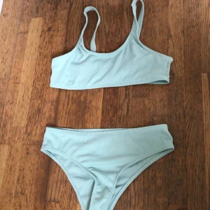 Ljusgrönt ribbat bikini set - Har inga tecken på användning, använts fåtal gånger. Säljer då den är för liten för mig. Man får även med en vit genomskinlig överdel som passar perfekt till sommaren.