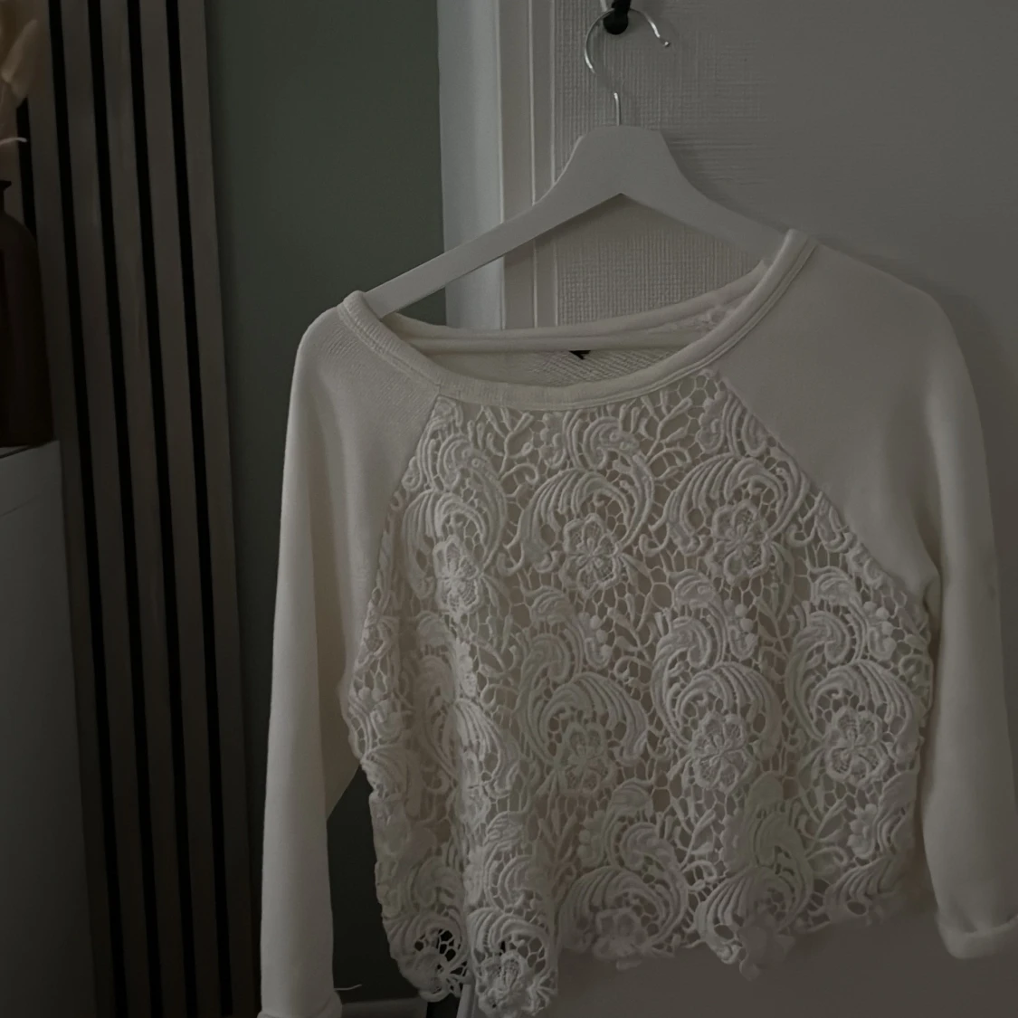 Vit croppad tröja med spetsdetaljer - 1