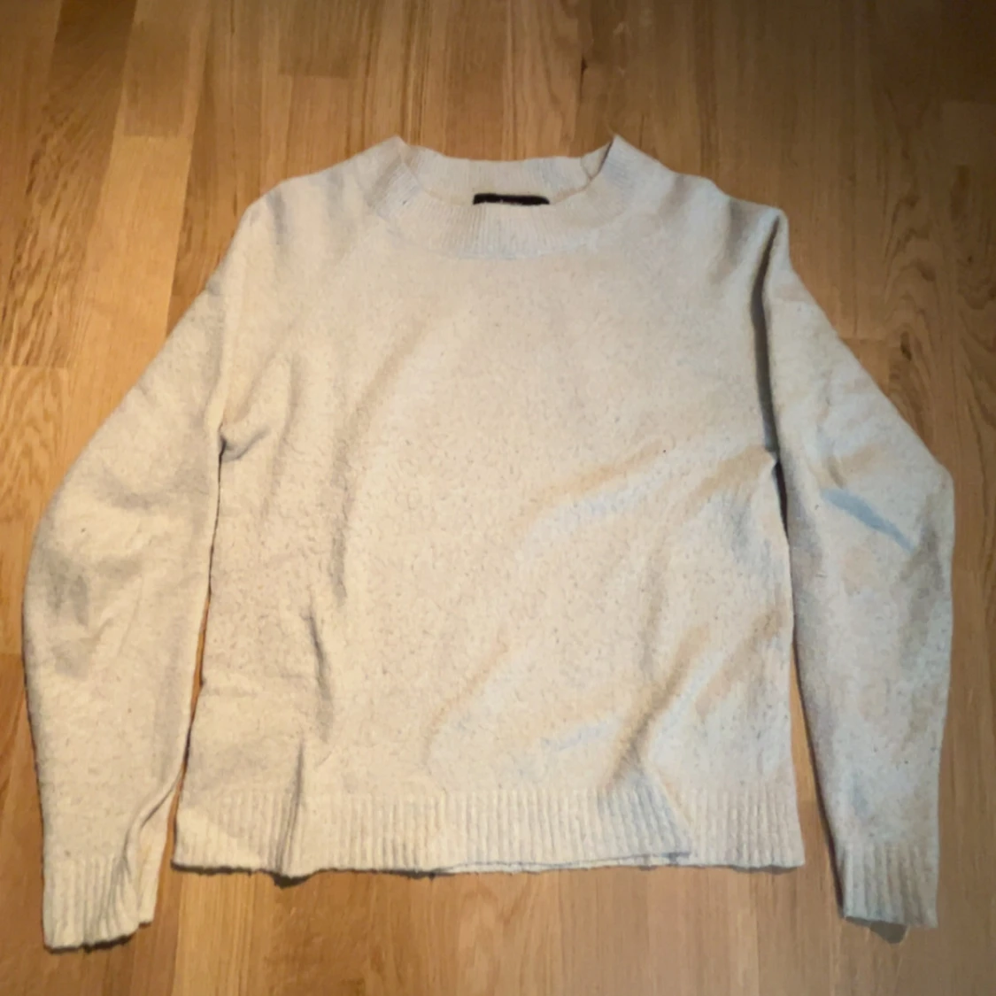 Beige stickad tröja med rund hals - 1