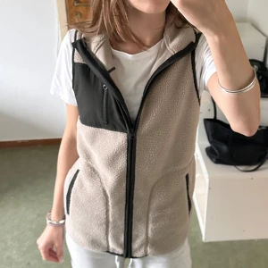 Beige fleeceväst från Newbody XS - Mysig beige fleeceväst från Newbody i storlek XS. Västen har svarta detaljer, dragkedja framtill och en svart bröstficka med dragkedja. Använd 1 gång 