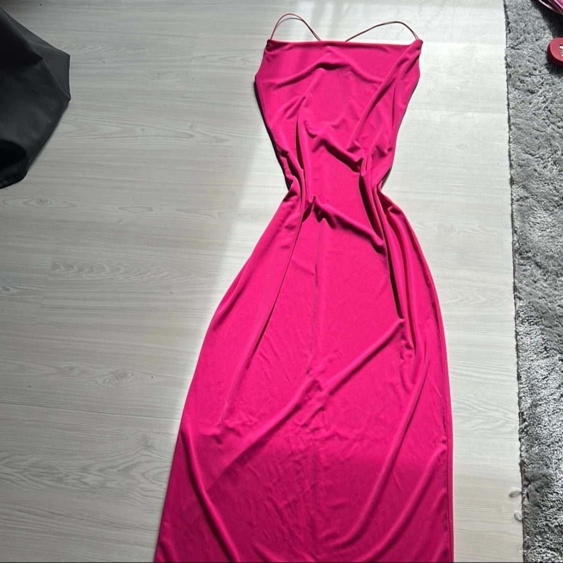 Lång rosa klänning med slits och cut-out