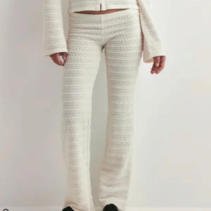 Nelly Low waist crochet pants - Jätte snygga Low waist byxorn från Nelly som är endaste användade 2 gånger!! Jätte fint skick💗 