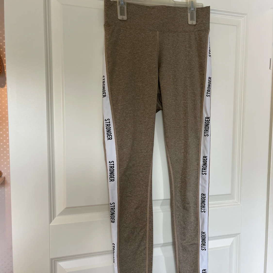 Beige leggings från Stronger