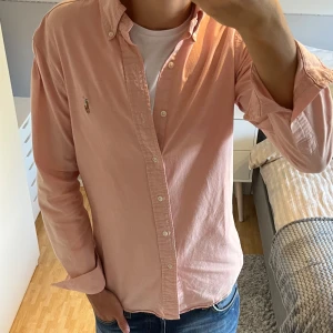 Polo Ralph Lauren Slim Fit Skjorta - Polo Ralph Lauren Slim Fit Skjorta | Storlek: S, passar dig mellan 175-185 cm | Skick: 9/10, använd fåtal gånger | Bara att skriva vid funderingar✍️