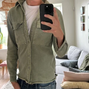 Olivgrön overshirt  - Riktigt fet och stilren- små defekter som fläckig, men som bör gå bort efter tvätt! Skriv vid fundering 🙌