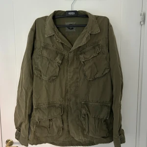 Grön overshirt från Chesapeake M - Snygg militärgrön overshirt från Chesapeake, modell Intrepid. Jackan har fyra stora fickor framtill, lite skrynklig men går att stryka bort. Perfekt att slänga på sig över en hoodie eller t-shirt. Köpt för 2400kr på nk | Mitt pris 999kr                            Tveka inte på att skriva vid minsta fundering!😁