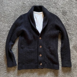 These Glory Days cardigan - Mörkblå stickad cardigan från These Glory Days i storlek S. Mycket bra skick o perfekt nu till hösten. Det är bara att skriva vid intresse! 
