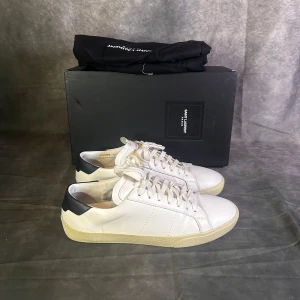 Saint laurent SL/06 sneaker - Mycket fint skick (som nya) | Size 43  | box och dustbag medföljer | fraktar spårbart inom 24 timmar |  för att köpa klicka ” köp nu” | vid frågor skriv ett meddelande |