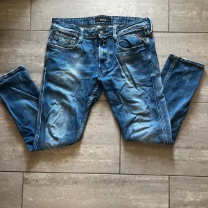 Blå Replay jeans  - Säljer ett par klassiska blå jeans från Replay med Slim fit L30 W32