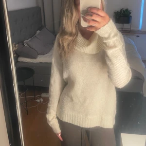 Vit stickad tröja  - Skön stickad tröja och har inga skador