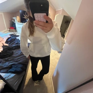 Vit hoodie från 157 i storlek M - Säljer en stilren vit hoodie från 157 i storlek M. Hoodien har en klassisk huva, magficka och långa ärmar. Perfekt för dig som gillar en enkel och clean look. Materialet känns mjukt och skönt mot huden.